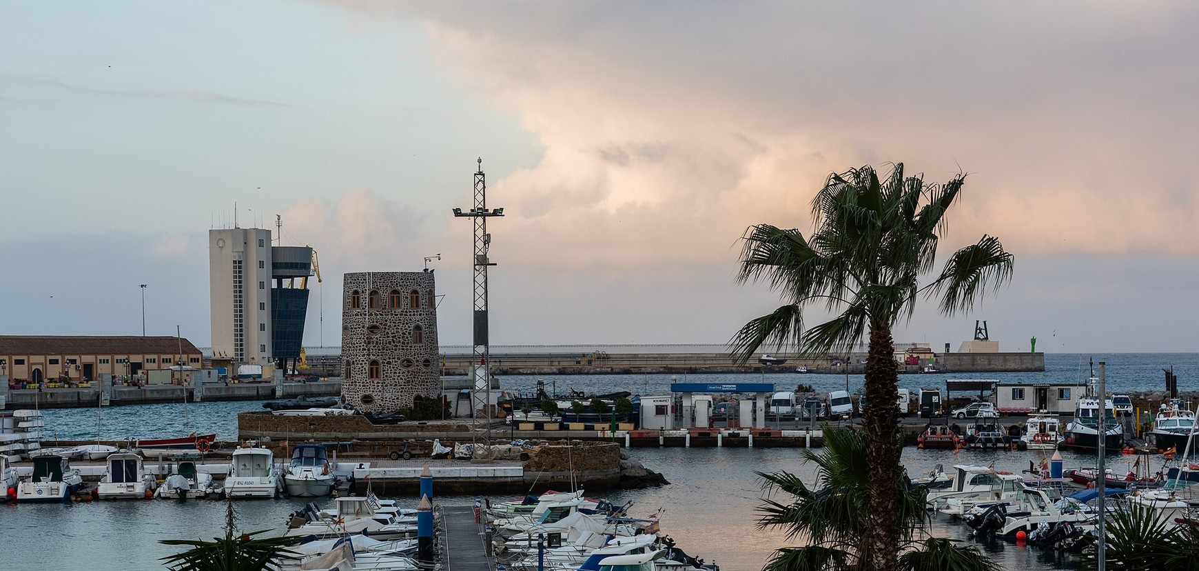 Photo du port de Ceuta par Diego Delso, sous license ©creative commons sur wikipédia (CC BY-SA 4.0). Retours de Ceuta