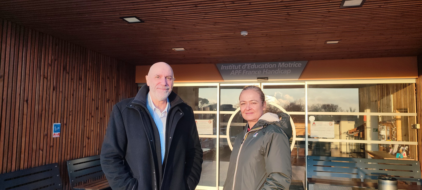 © Cassandre Thomas. Patrick Sallette et Élodie Galisson devant les locaux de Intim'agir. Talence, janvier 2025. Intim'agir : un centre de ressources pour la vie intime des personnes en situation de handicap