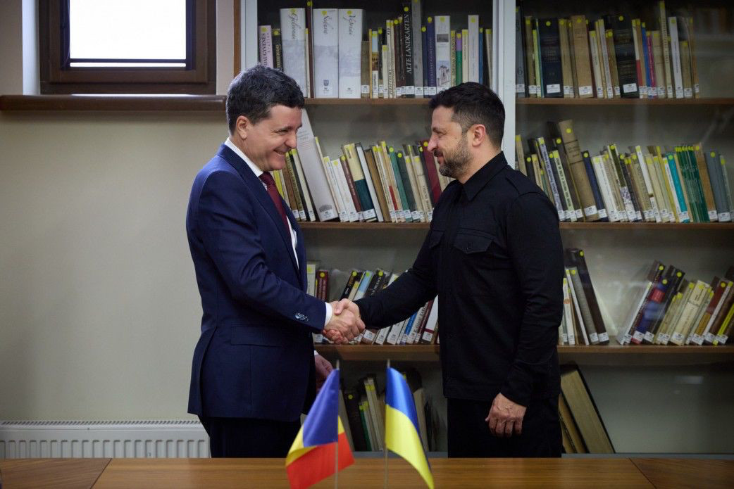 © site de la présidence ukrainienne (Volodymyr Zelensky et le nouveau président roumain Nicușor Dan discutent du soutien à l’Ukraine lors d’un sommet en présence du secrétaire général de l’OTAN, Mark Rutte, ce lundi 2 juin à Vilnius.) Aujourd'hui en Europe - 3 juin