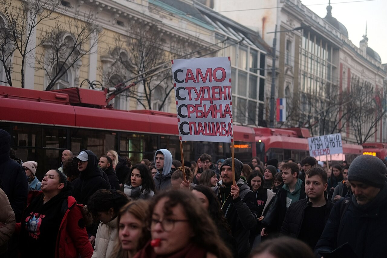 Une manifestation à Belgrade, le 24 janvier 2025. Sur la banderole, on peut lire « Само Студент Србина Спашава » (Seuls les étudiants sauvent les Serbes), un jeu de mots sur le slogan national « Seule l'unité sauve les Serbes ». © SergioOren CC BY 4.0 Car partout la roue tourne, une nouvelle gauche est en germe