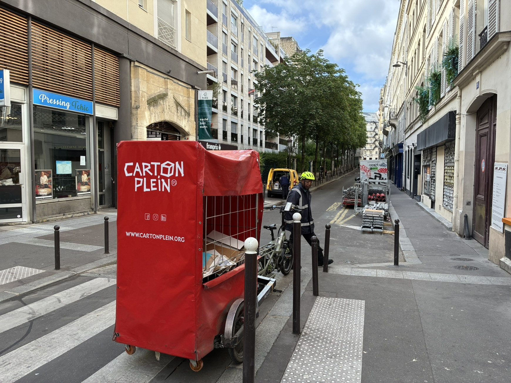 Une collecte de cartons près d'une boulangerie Carton Plein : une association au service de l'insertion pour lutter contre l'exclusion