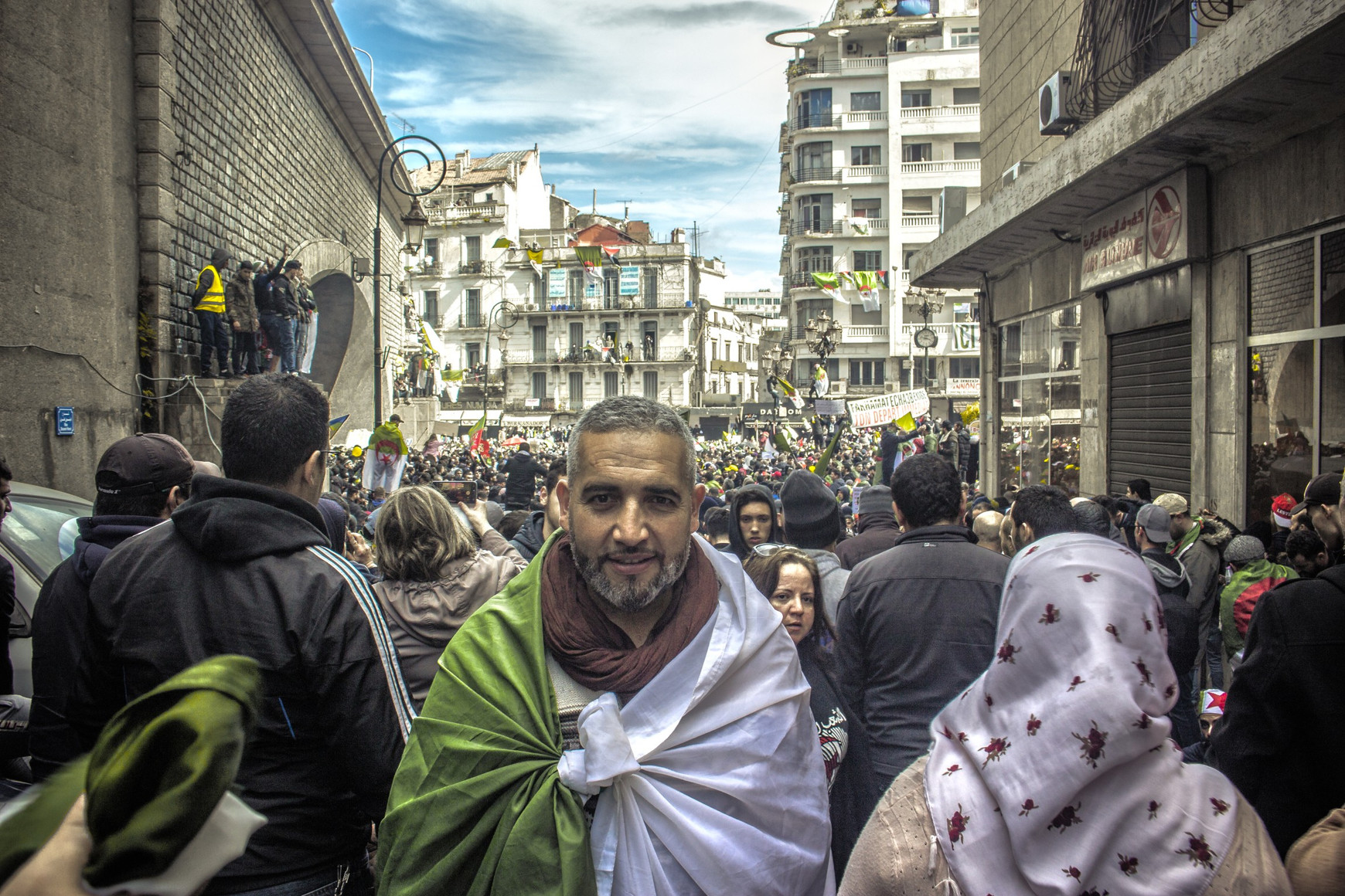 Photographie d’une manifestation du mouvement Hirak, 2019. Titouhwayne, CC BY-SA 4.0, via Wikimedia Commons Luis Martinez - Algérie. Que reste-t-il du Hirak ?