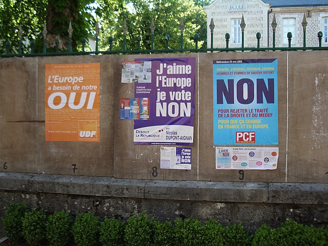 © Wikimedia Commons - Justinc (Affiches pour le référendum européen français en 2005) Il y a 20 ans, les Français disaient "non" au traité constitutionnel européen :  faut-il tenter un nouveau référendum ?