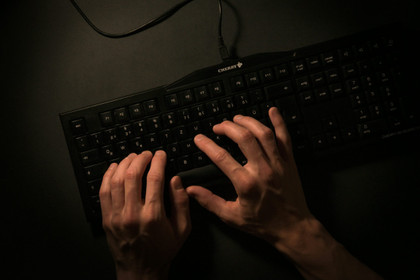 Pourquoi est-il si difficile de réglementer les contenus haineux qui ciblent les communautés vulnérables en ligne ?