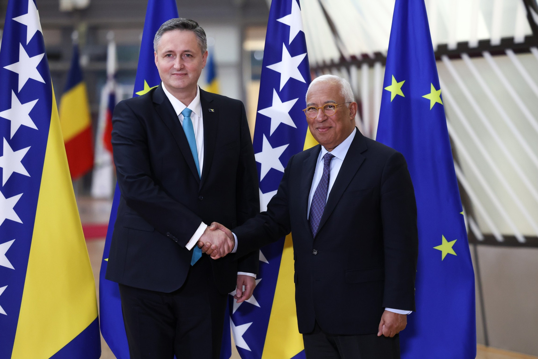 António Costa, président du Conseil européen, rencontre Denis Bećirović, président de la présidence de Bosnie-Herzégovine, le 16 mars 2026 à Bruxelles. Source: © European Union, 1998 – 2026, Attribution, via Wikimedia Commons. Aujourd'hui en Europe - 19 mars 2026