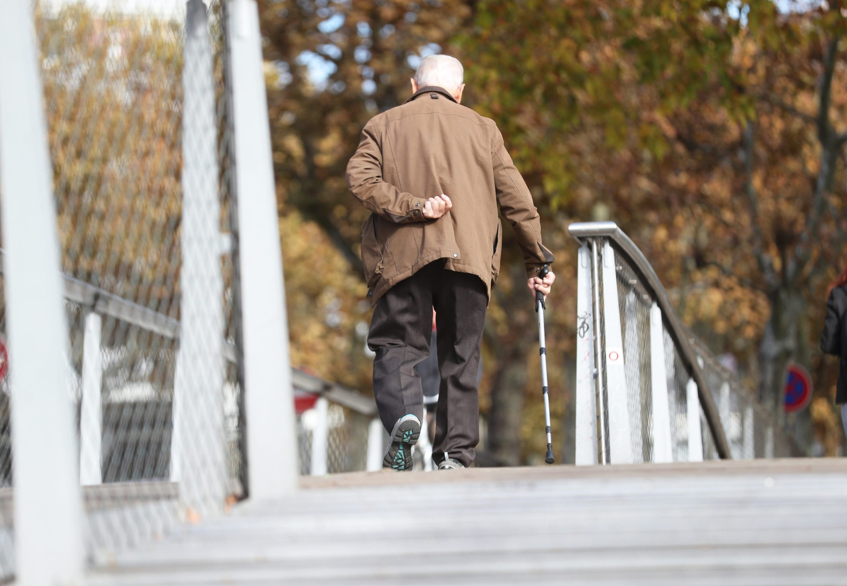 Une personne âgée s'aidant d'une canne franchit une passerelle à Strasbourg, le 8 novembre 2018. © Jean-Marc Loos / Maxppp Vulnérabilité et perte d'autonomie : entre tabou et méconnaissance des Français