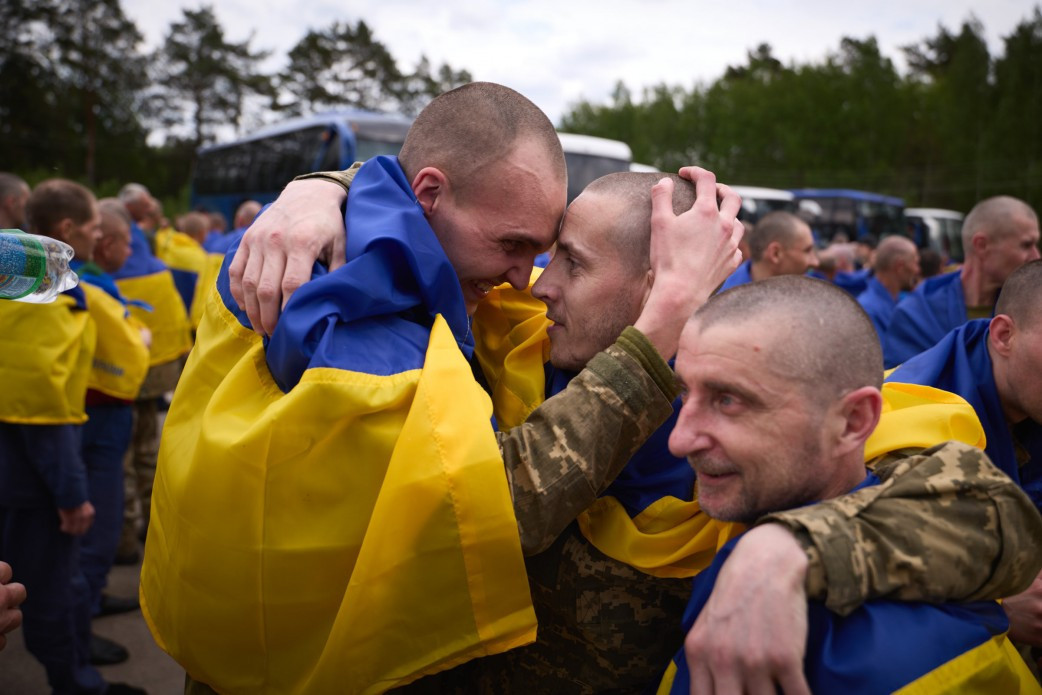 © Site officiel de la présidence ukrainienne (retour des prisionniers ukrainiens après un échange entre la Russie et l’Ukraine, dans l’oblast de Tchernihiv en Ukraine, le 23 mai 2025) Un échange record de prisonniers entre  Kiev et Moscou