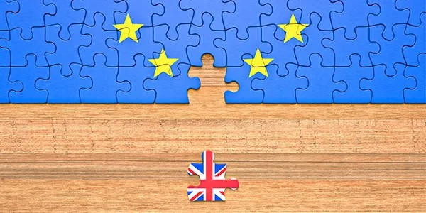 Représentation visuelle du Brexit avec une pièce manquante dans le drapeau de l'UE et la pièce du drapeau britannique placée en dessous, pour montrer la séparation politique et économique. © OIA Global Brexit, dix ans après : le temps du regret