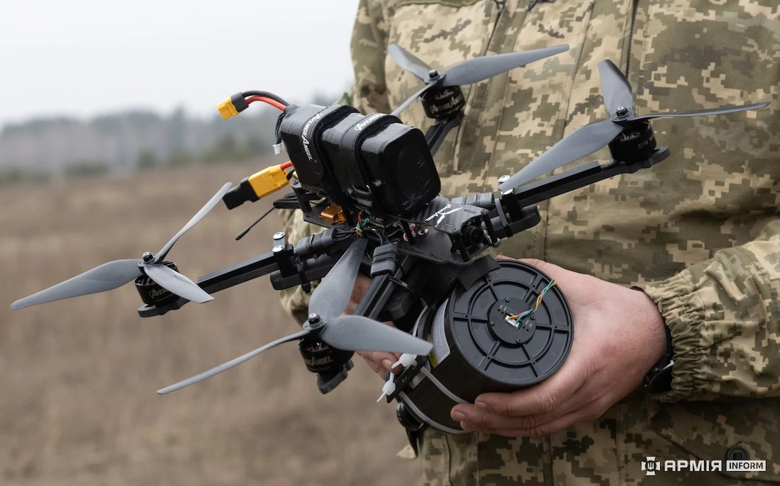 Drone FPV ukrainien doté d’un canal de communication par fibre optique. Source : By АрміяІнформ via Wikimedia Commons L’Europe et les drones: comment aligner innovation, sécurité et défense