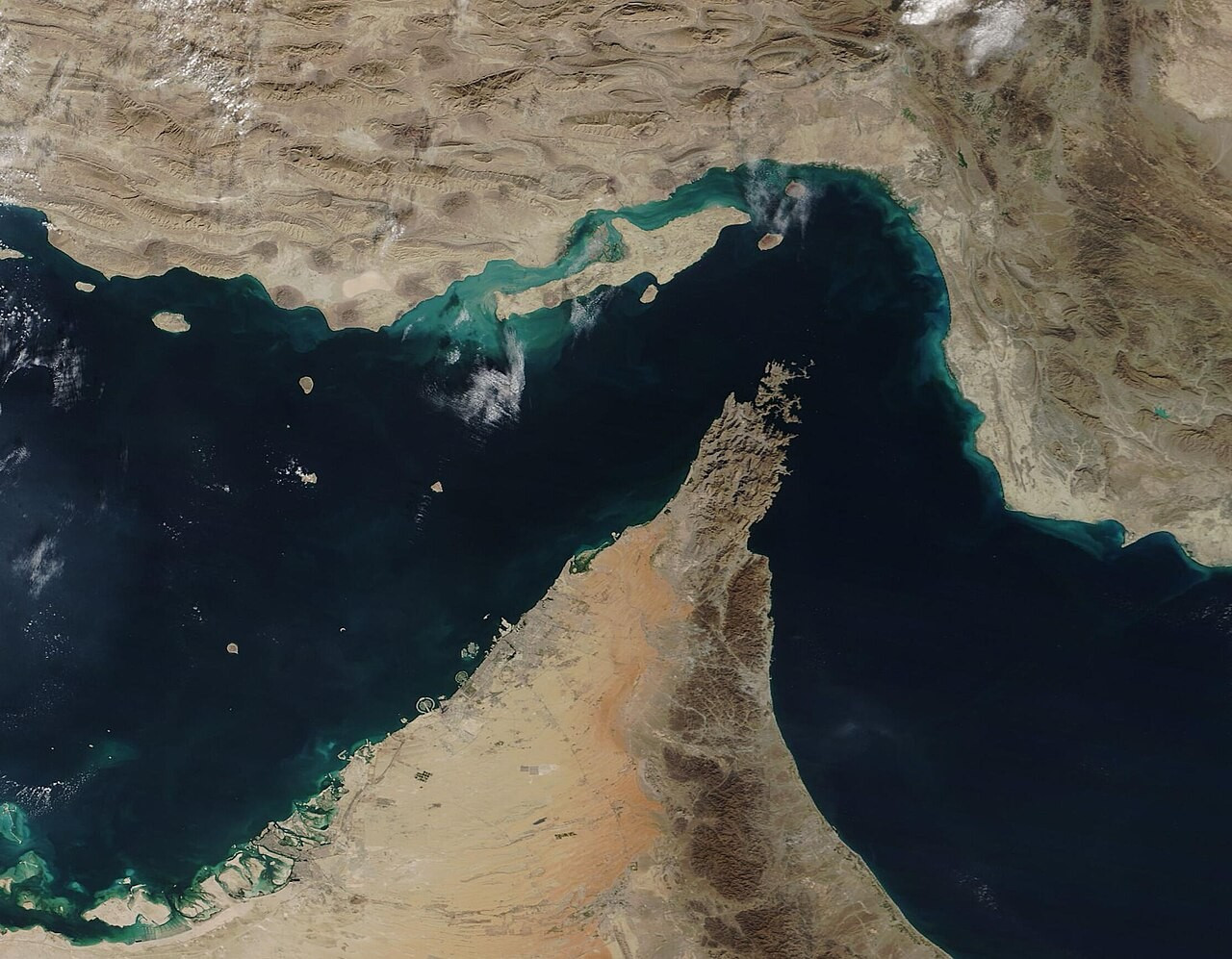 Le détroit étroit d’Ormuz, situé entre le golfe Persique et le golfe d’Oman. Source: MODIS Land Rapid Response Team, NASA GSFC, Public domain, via Wikimedia Commons Aujourd'hui en Europe - 12 mars 2026