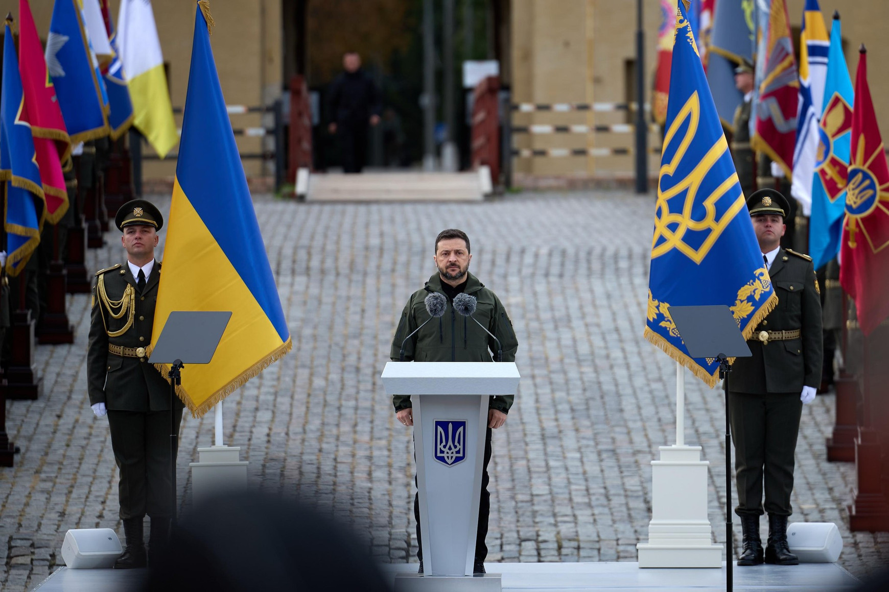 Le président ukrainien Volodymyr Zelensky lors d'une cérémonie de récompense aux défenseurs de l'Ukraine le 1er octobre 2025.  © Service des secours ukrainien Les Ukrainiens face aux volte-face de Donald Trump