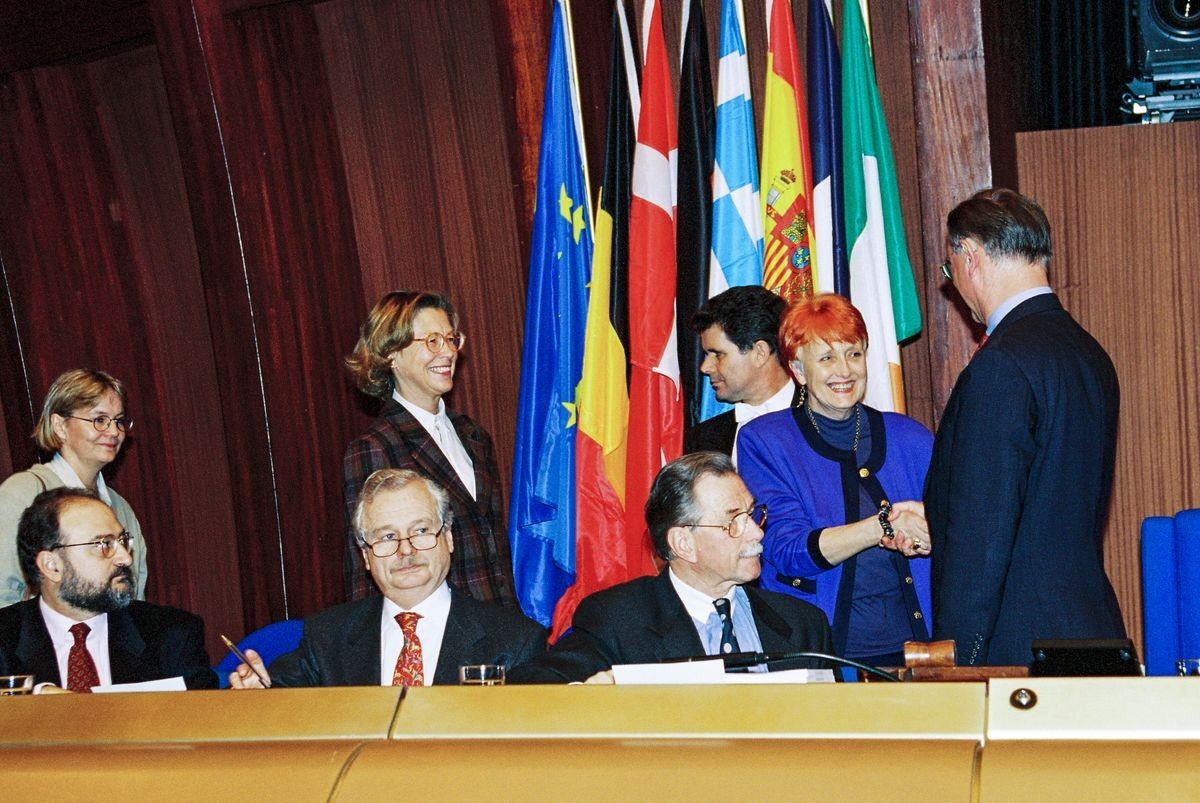 Arrivée des observateurs et des députés européens représentant la Suède, l'Autriche et la Finlande à la suite de l'élargissement de l'UE de 1995. © Communautes europeennes 1995 1995 : l’Union européenne passe à 15