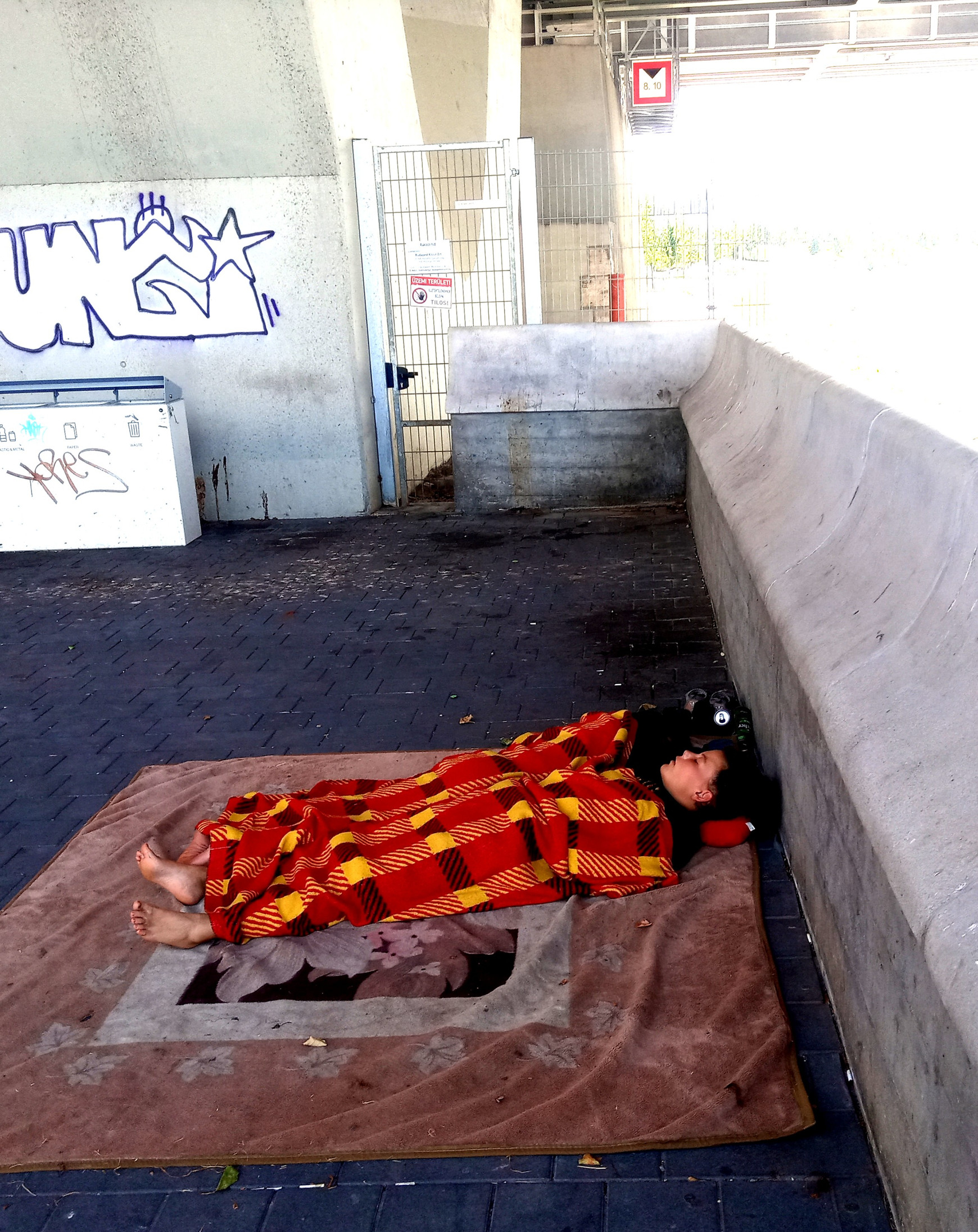 Légende : Des enfants sans-abri sur un pont ferroviaire à Budapest, août 2024.   Source: SZERVÁC Attila, CC BY-SA 4.0, via Wikimedia Commons. Aujourd'hui en Europe - 25 mars 2026