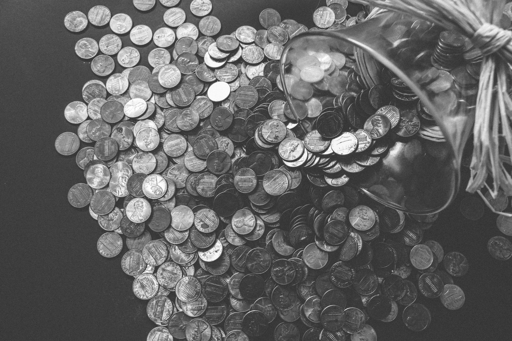 Photo en niveaux de gris des pièces Patrick Viveret sur les monnaies locales en Europe