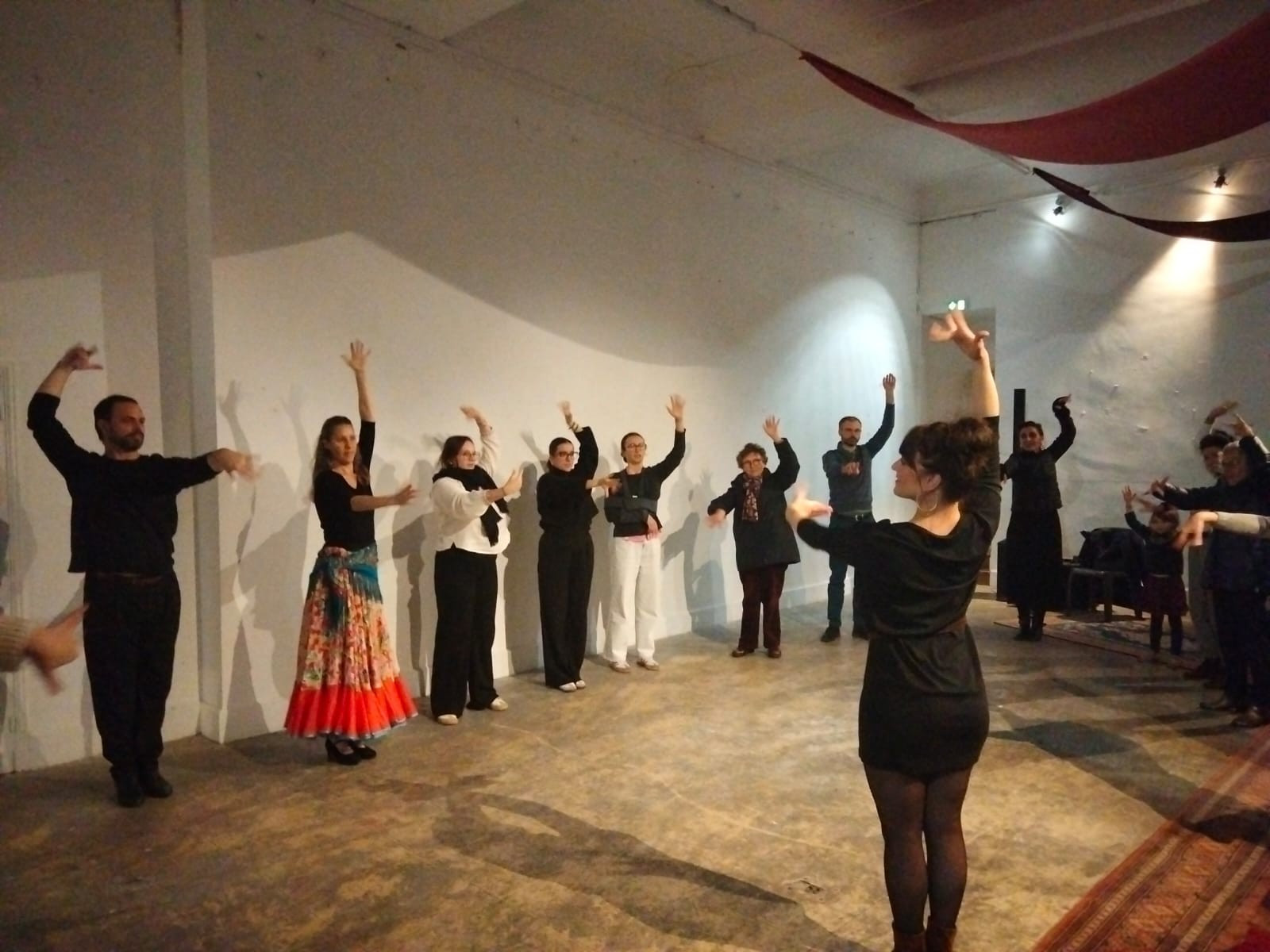 © Cassandre Thomas. Chloé Guèze donne un cours d'initiation aux danses Tziganes après la projection du documentaire. Bordeaux, novembre 2025. Une petite histoire des Tziganes : un documentaire pour lutter contre les stéréotypes